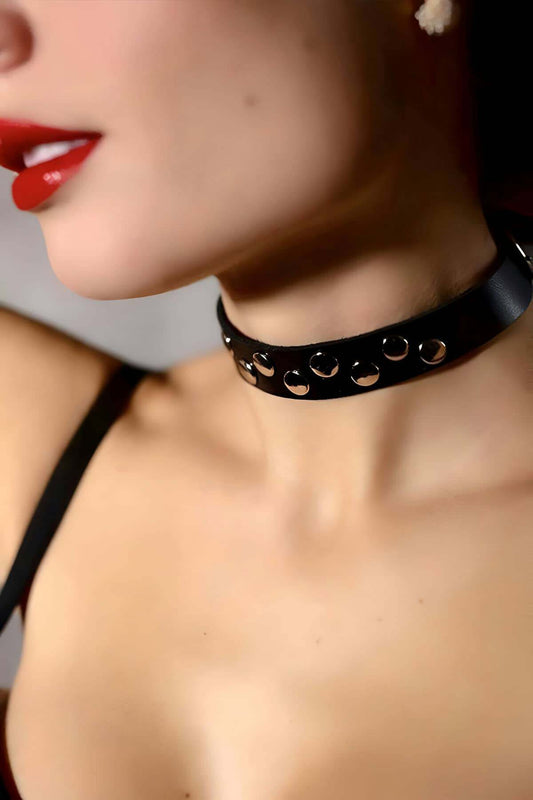 Stylish Leather Choker-Collar with Rivet Detail
