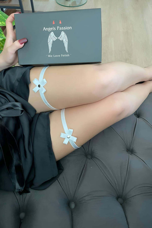 Stylish Elastic Leg Band with White Flower Detail